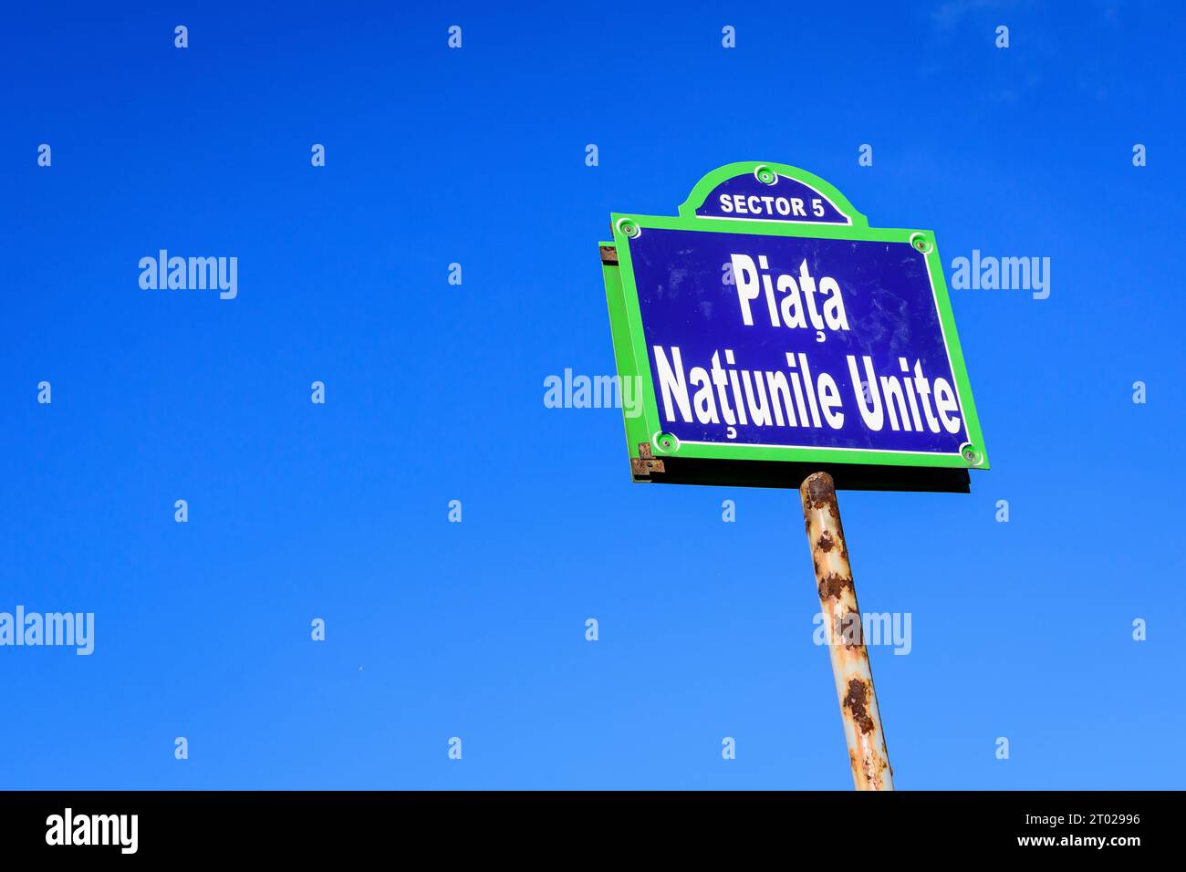 Wunderschönes altes Straßenschild mit der Piata Natiunile Unite (Platz der Vereinten Nationen) in einer Straße im Stadtzentrum von Bukarest, Rumänien, i. Stockfoto