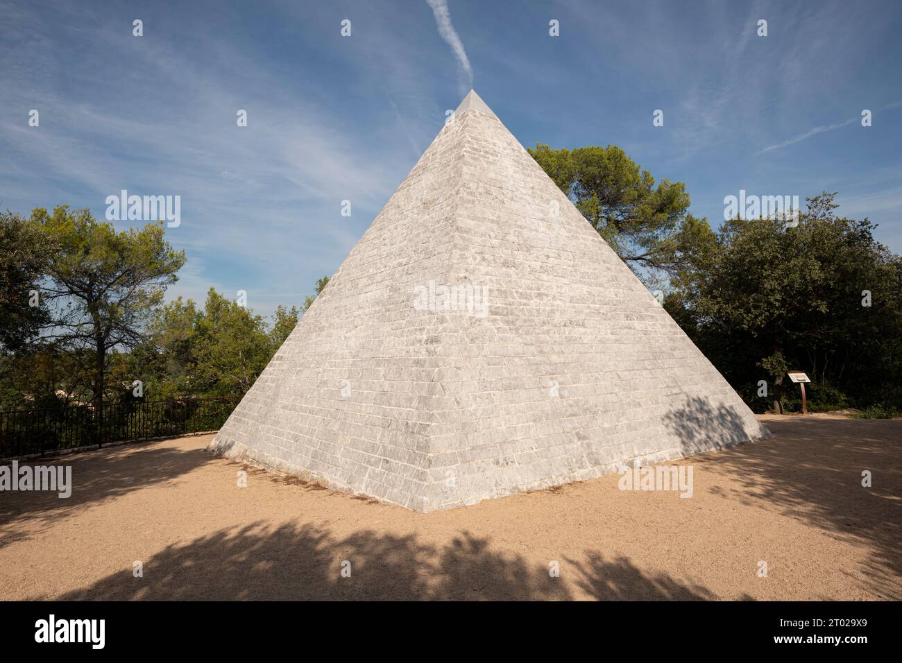 Die Tourves Pyramide in Var, Frankreich, ist eine einzigartige Fabrik aus dem 18. Jahrhundert, die von Omar de Valbelle erbaut wurde. Im Jahr 2022 führte eine Restaurierungskampagne ihren Ursprung wieder ein Stockfoto