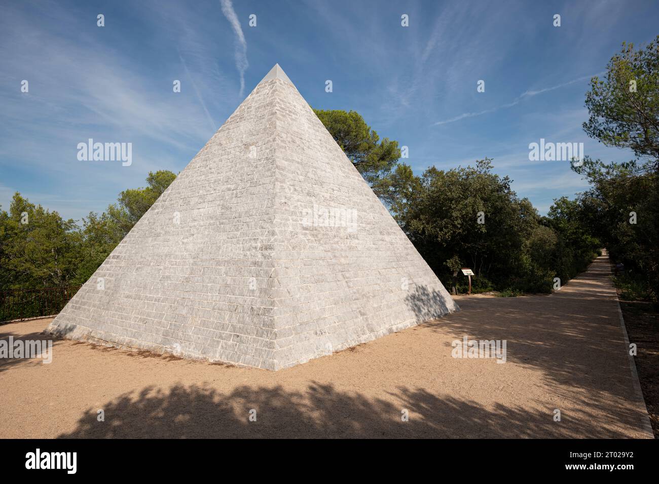 Die Tourves Pyramide in Var, Frankreich, ist eine einzigartige Fabrik aus dem 18. Jahrhundert, die von Omar de Valbelle erbaut wurde. Im Jahr 2022 führte eine Restaurierungskampagne ihren Ursprung wieder ein Stockfoto