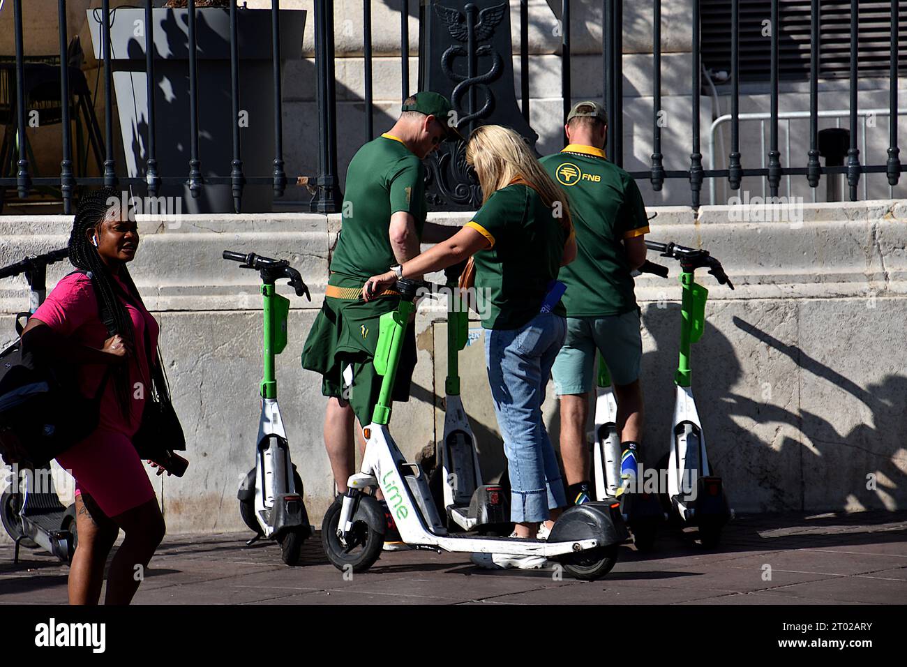 Anhänger des südafrikanischen Teams werden während der Rugby-Weltmeisterschaft in Marseille mit Elektrorollern auf dem Canebière gesehen. Viele Anhänger des südafrikanischen Teams schlenderten durch Marseille, bevor sie das Spiel der Rugby-Weltmeisterschaft gegen Tonga besuchten. Die Springboks gewannen dieses Spiel gegen die Tongans mit 49:18. Stockfoto