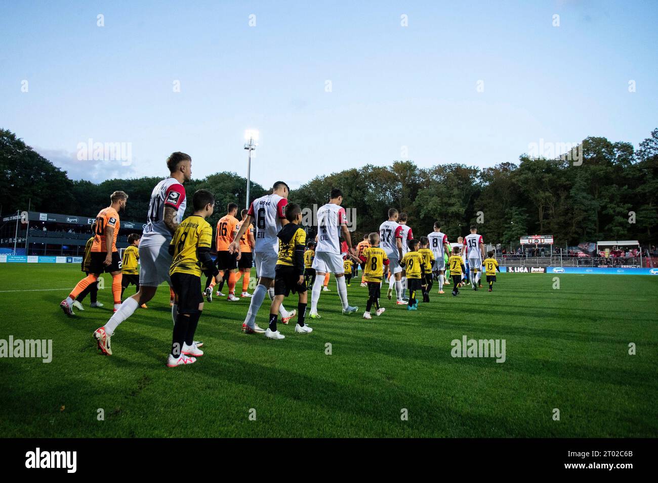 Köln, Deutschland. Oktober 2023. Viktoria Köln bis zum Spielanfang 3. Liga 9.Spieltag: FC Viktoria Köln - FC Ingolstadt 04; Sportpark Hoehenberg; Köln; 03.10.2023 DFL-VORSCHRIFTEN VERBIETEN JEDE VERWENDUNG VON FOTOGRAFIEN ALS BILDSEQUENZEN UND/ODER QUASI-VIDEO. Quelle: dpa/Alamy Live News Stockfoto