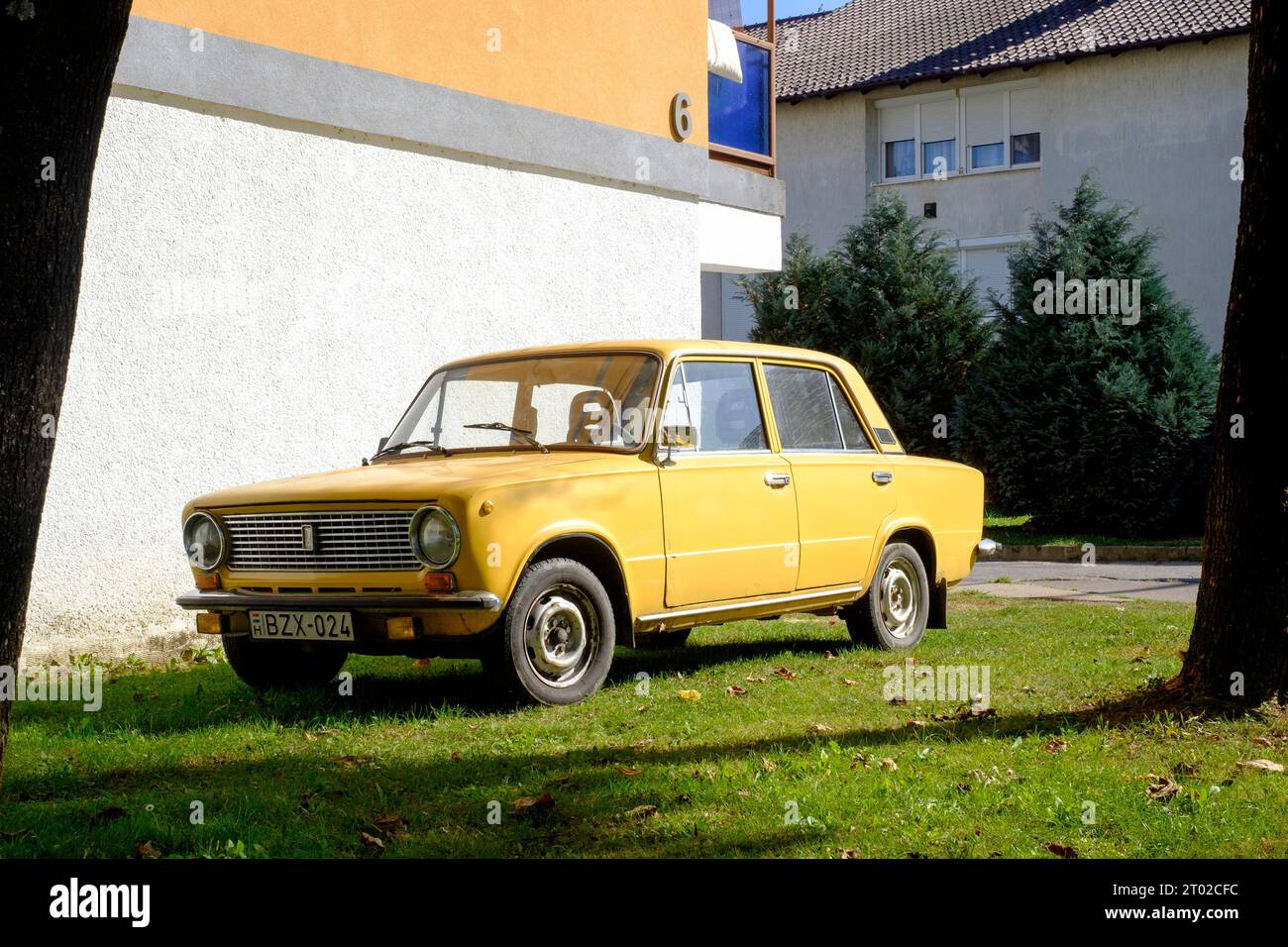 Ein klassisches Auto aus den 1200er Jahren von lada, das neben dem Wohnblock Lenti zala, ungarn, geparkt wurde Stockfoto