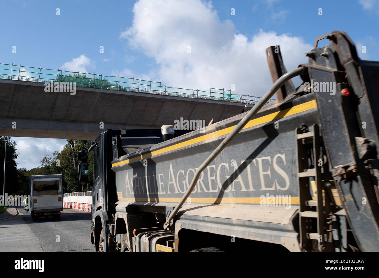 Harefield, Großbritannien. Oktober 2023. Der vertraute Anblick eines der Hunderte von HS2-Auftragnehmern sammelt Lkw auf Straßen in der Nähe von HS2-Baustellen. In den letzten Tagen gab es viele Spekulationen, dass Premierminister Rishi Sunak voraussichtlich die Streichung des HS2 High Speed Rail Northern Leg von Birmingham nach Manchester ankündigen wird. Laut Medienberichten soll Rishi Sunak morgen, Mittwoch, auf der Konservativen Parteikonferenz die Ankündigung machen. Stockfoto