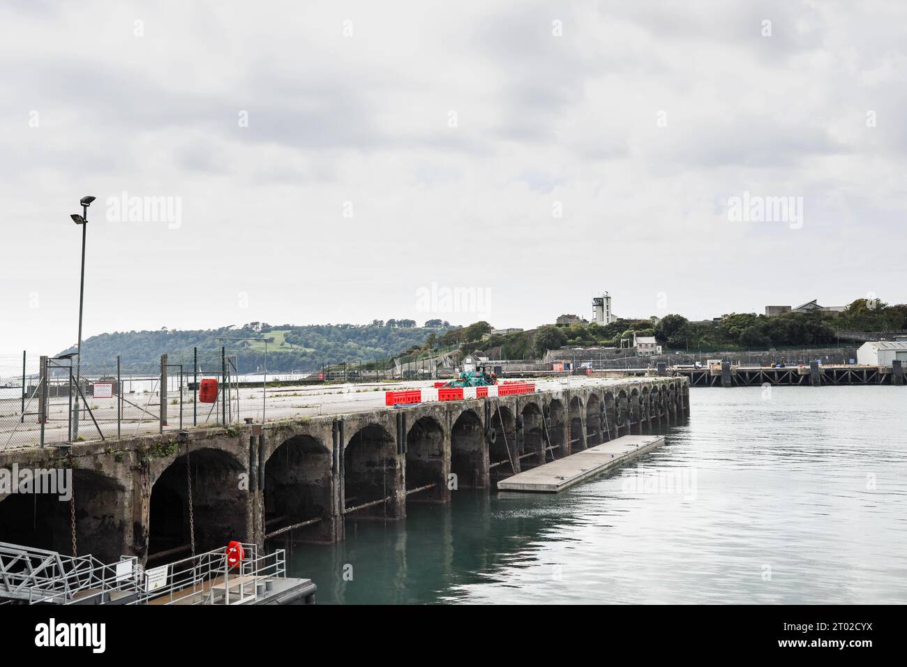 In den Nachrichten Trinity Pier in Plymouth's Millbay Docks. Aufgenommen Mitte September 2023 Stockfoto