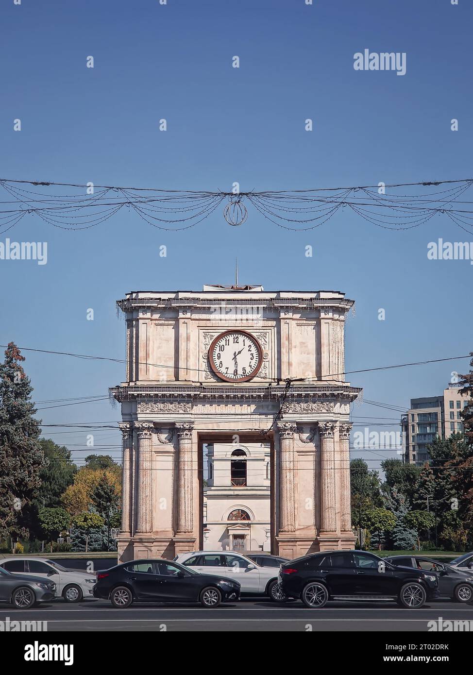 Triumphbogen in Chisinau, der Hauptstadt Moldau. Blick auf das Wahrzeichen von der Straße Stockfoto