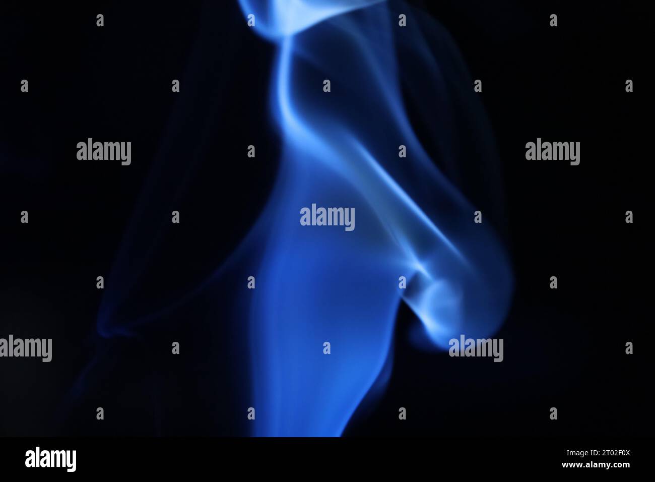 Blauer Rauch auf dunklem Hintergrund, abstraktes Muster Stockfoto