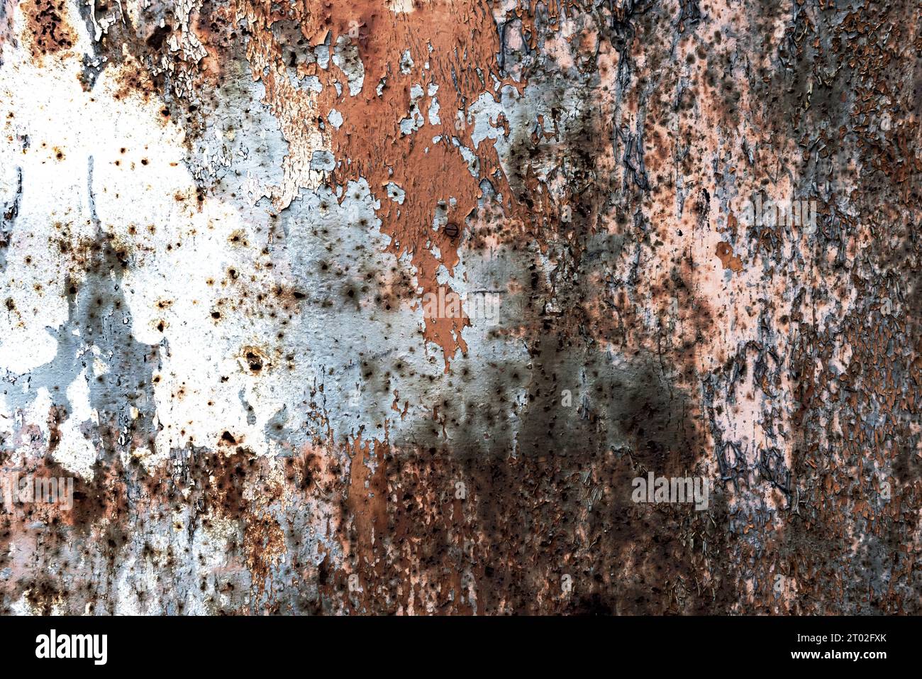 Gerissene Farbe auf Metalloberfläche. Metallstruktur mit Rost Stockfoto