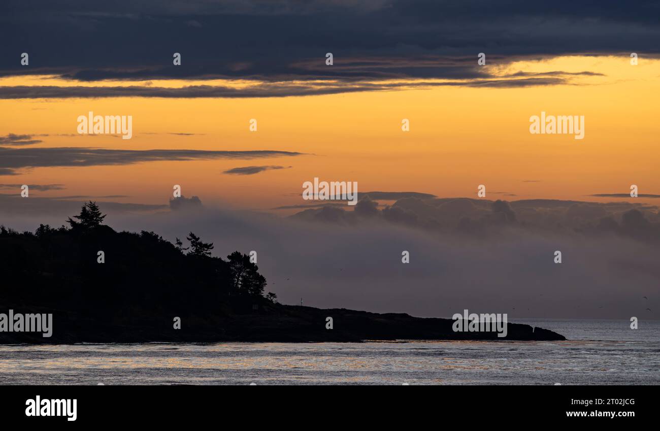 Sonnenaufgang über Albert Head vom Tower Point im Witty's Lagoon Regional Park in Metchosin, British Columbia, Kanada. Stockfoto