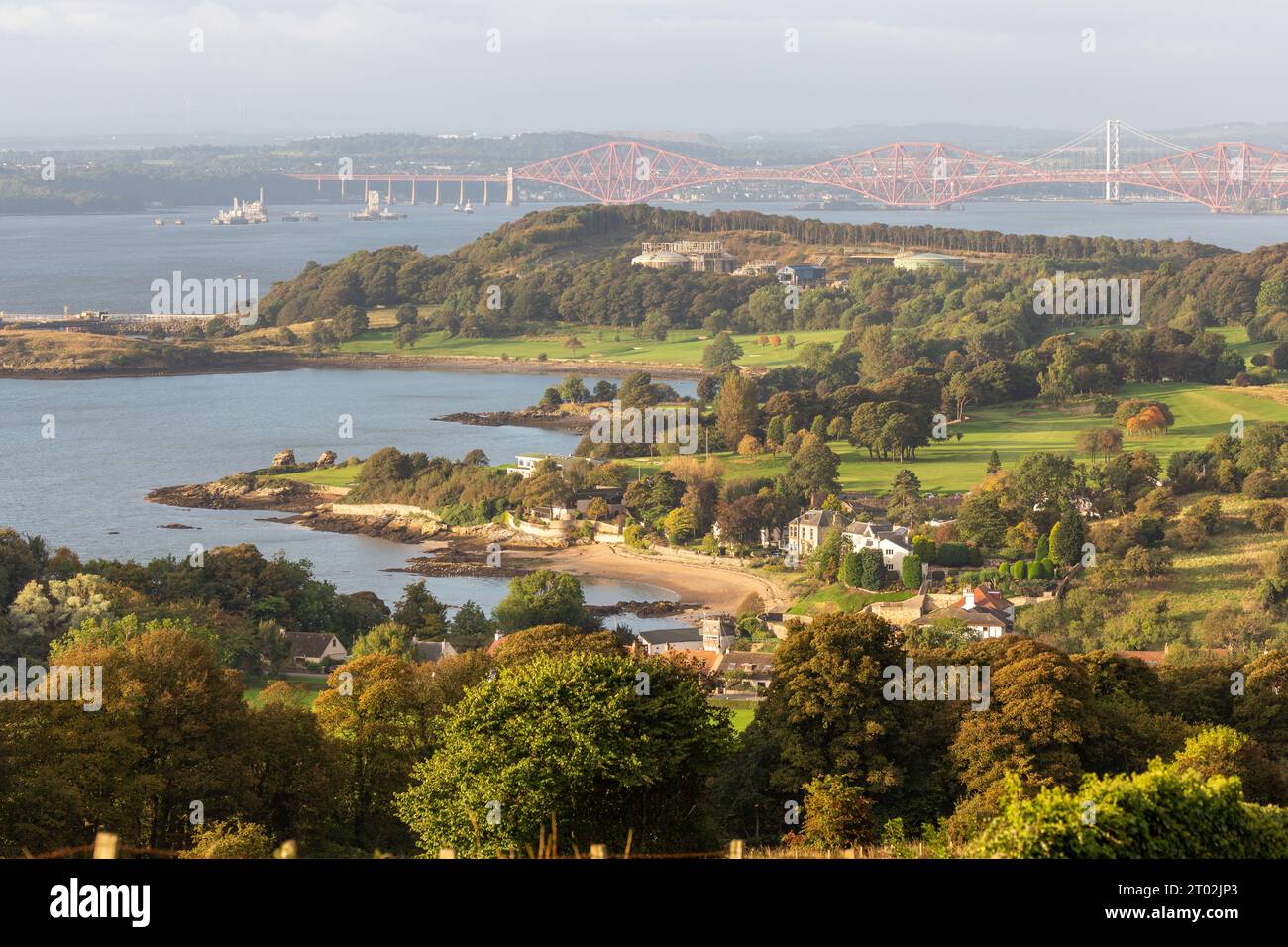 Das malerische Dorf Aberdour in Fife mit den Forth Bridges in der Ferne Stockfoto