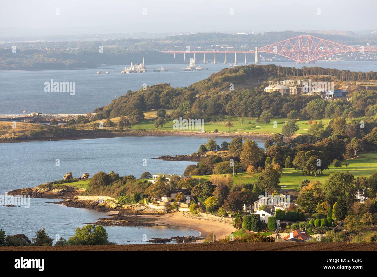 Das malerische Dorf Aberdour in Fife mit den Forth Bridges in der Ferne Stockfoto