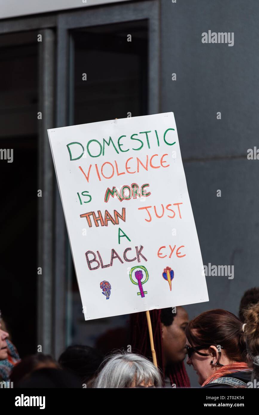 Hausgewalt Plakat an einer Million Frauen erheben Protest gegen männliche Gewalt gegen Frauen in all ihren Formen. London, Großbritannien. Stockfoto