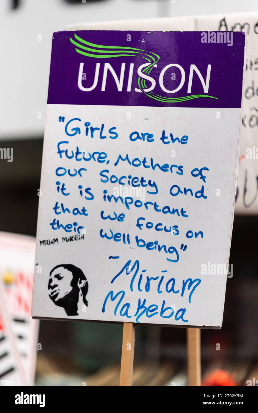 Miriam Makeba zitiert Plakat an A Million Women Rise Protest gegen männliche Gewalt gegen Frauen in all ihren Formen. London, Großbritannien. Stockfoto