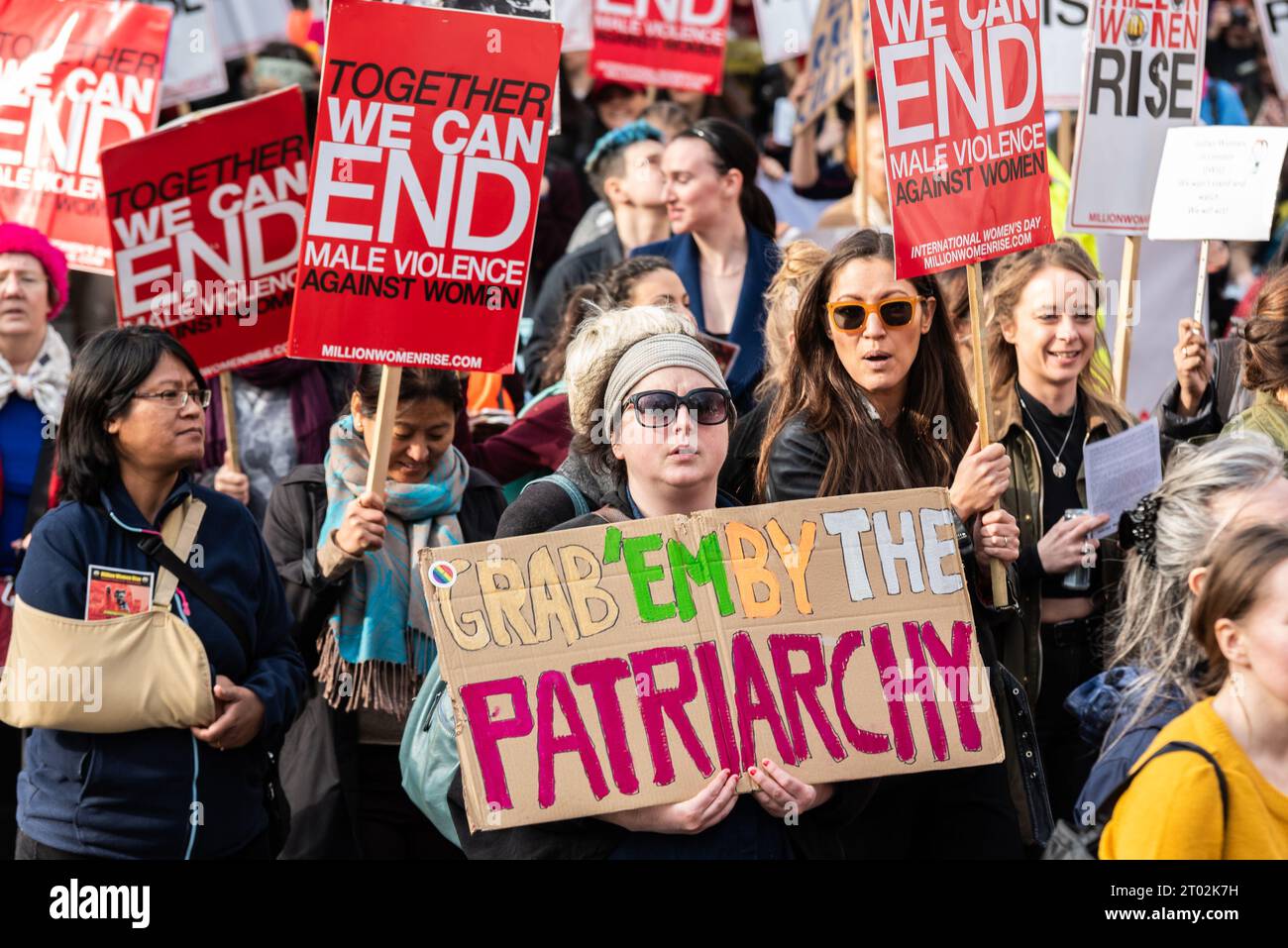 Humorvolles Plakat an einer Million Frauen erheben Protest gegen männliche Gewalt gegen Frauen in all ihren Formen. London, Großbritannien. Patriarchat Stockfoto