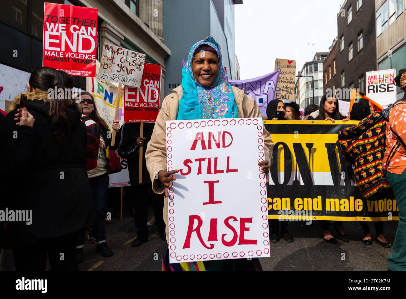 Ethnische Frau mit Plakat " und noch immer ich stehe " bei einer Million Frauen erheben Protest gegen männliche Gewalt gegen Frauen in all ihren Formen. London, Großbritannien. Stockfoto