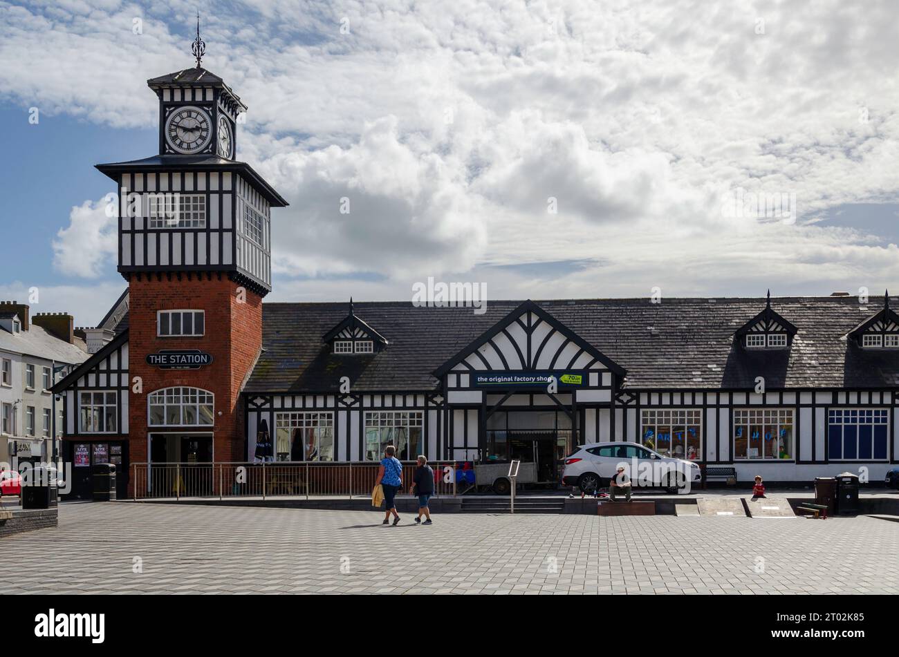 Portrush County Antrim Northern Ireland, 6. September 2022 - Old Mock Tudor Railway Station, die heute ein Einzelhandelsgeschäft ist Stockfoto