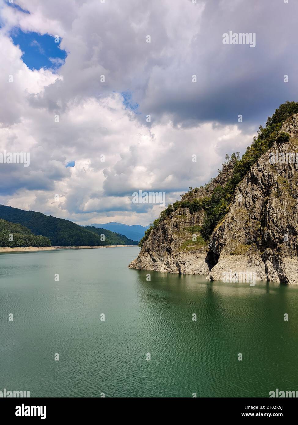 Malerischer Blick auf den Stausee des Vidraru-Staudamms in Rumänien. Ein hoher felsiger Berg auf dem künstlich geschaffenen Lake Vidraru. Speicherplatz kopieren. Selektive Fokussierung Stockfoto