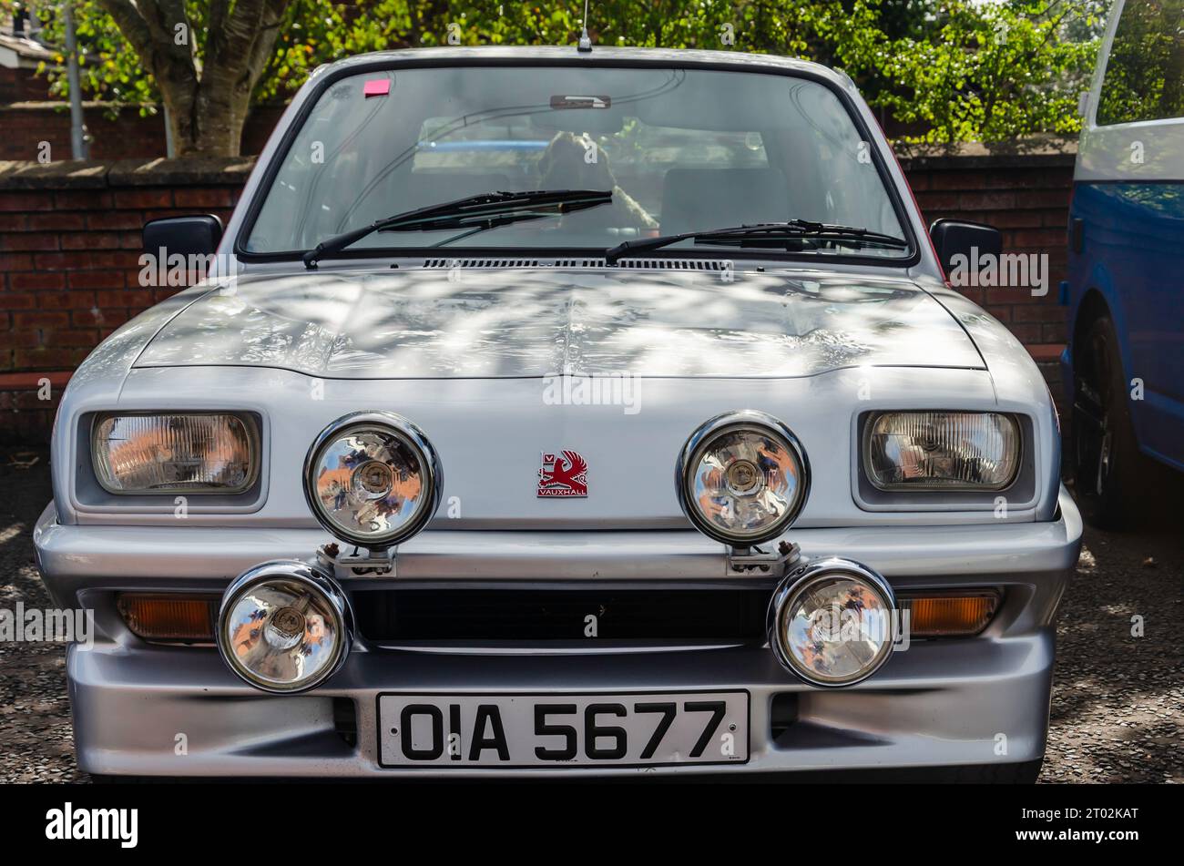 Carryduff, County Down Nordirland 23. September 2023 – Silver Vauxhall Limousine mit vier Stellplätzen Stockfoto