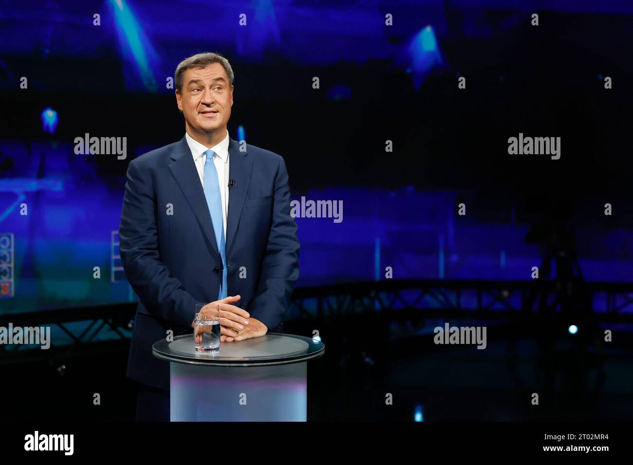 Nürnberg, Deutschland. Oktober 2023. Markus Söder (CSU), Ministerpräsident Bayerns, steht vor dem TV-Duell "BR24-Wahl - die Konfrontation" zur Landtagswahl 2023 an seinem Schreibtisch. Darlegung: Daniel Löb/dpa/Alamy Live News Stockfoto