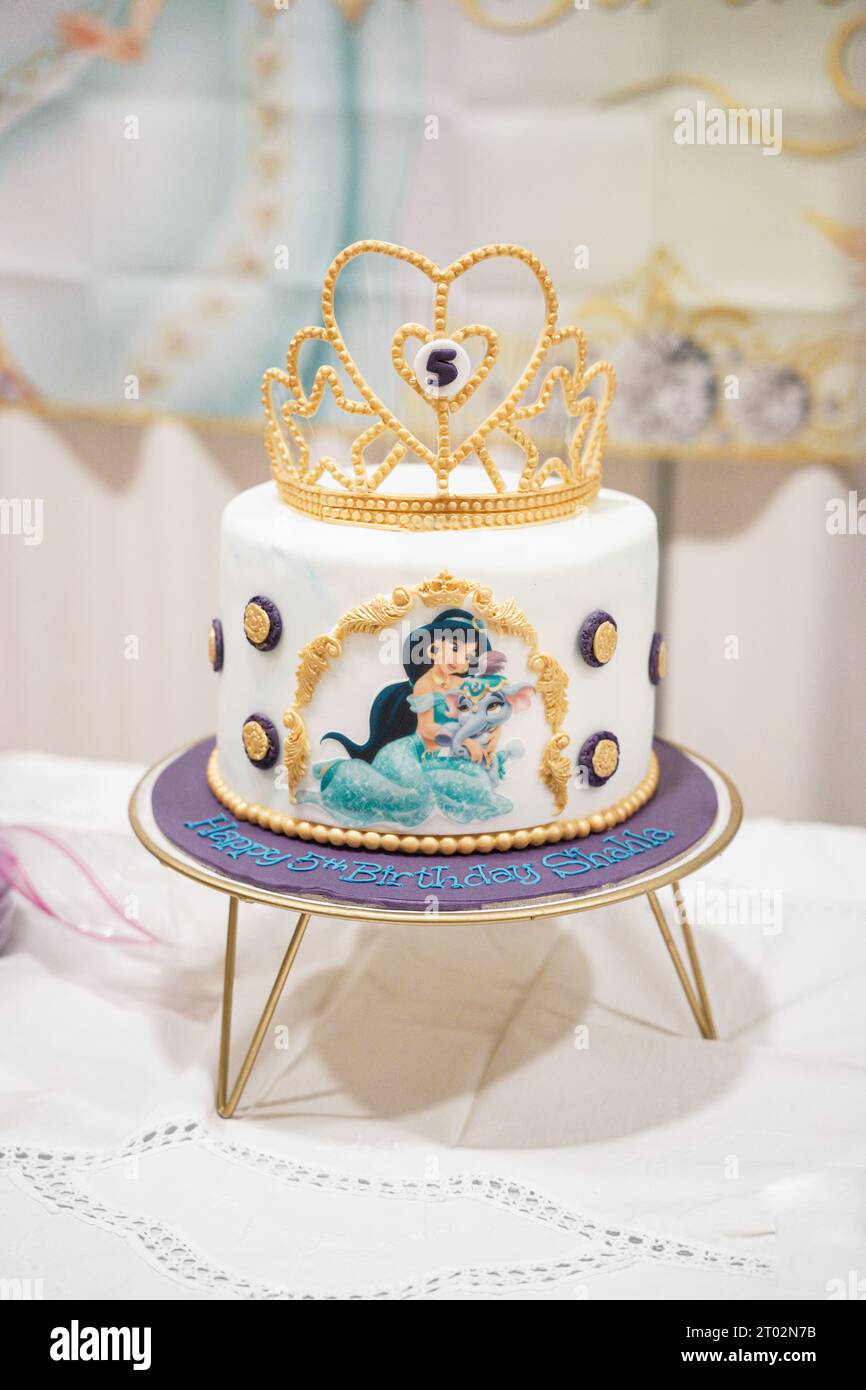 Prinzessin Jasmines Geburtstagskuchen. Einfacher Geburtstagskuchen mit disney-Prinzessin. Stockfoto
