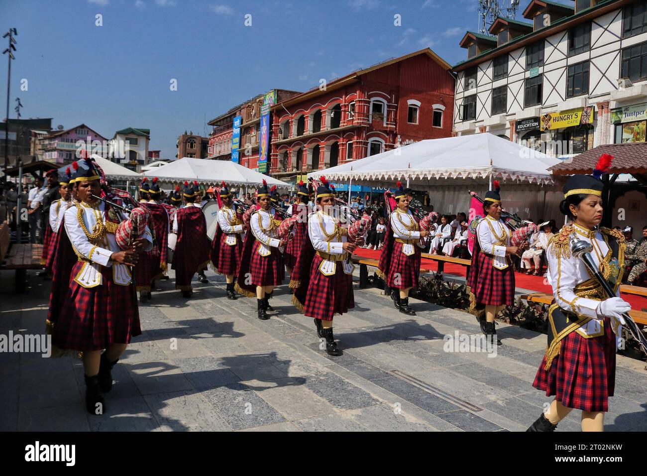 3. Oktober 2023, Srinagar Kashmir, Indien: Mitglieder der indischen Paramilitärs Central Reserve Police Force (CRPF) treten während einer Fahrradkundgebung nach Gujarat in Srinagar auf. Die Cross-Country-Expedition, an der 150 CRPF-Offiziere teilnehmen, beginnt in Kaschmir und führt durch verschiedene Regionen Indiens, darunter Shillong und Kanyakumari. Nach rund 10.000 Kilometern versammelten sich alle Biker am 31. Oktober in Ekta Nagar (Kevadia) in Gujarat, zum Geburtstag von Sardar Patel, der ein führender indischer Politiker war, als Indien 1947 seine Freiheit von den Briten gewann Stockfoto