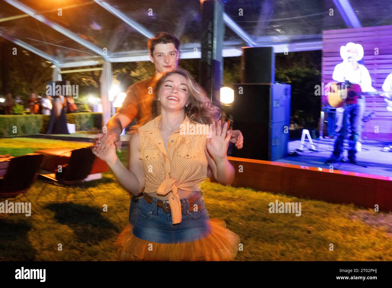 Die Schüler tanzen mit der Country-Band Drywater während einer „Heckklappe-Party“, die vom Gouverneur von Texas Greg Abbott am Abend vor einem Fußballspiel zwischen dem ungeschlagenen Texas (4:0) und Kansas (4:0) in Austin am 29. September 2023 veranstaltet wurde. Mehrere hundert Longhorn-Fans durchstreiften das Gelände und besuchten das Herrenhaus des Gouverneurs. ©Bob Daemmrich Stockfoto