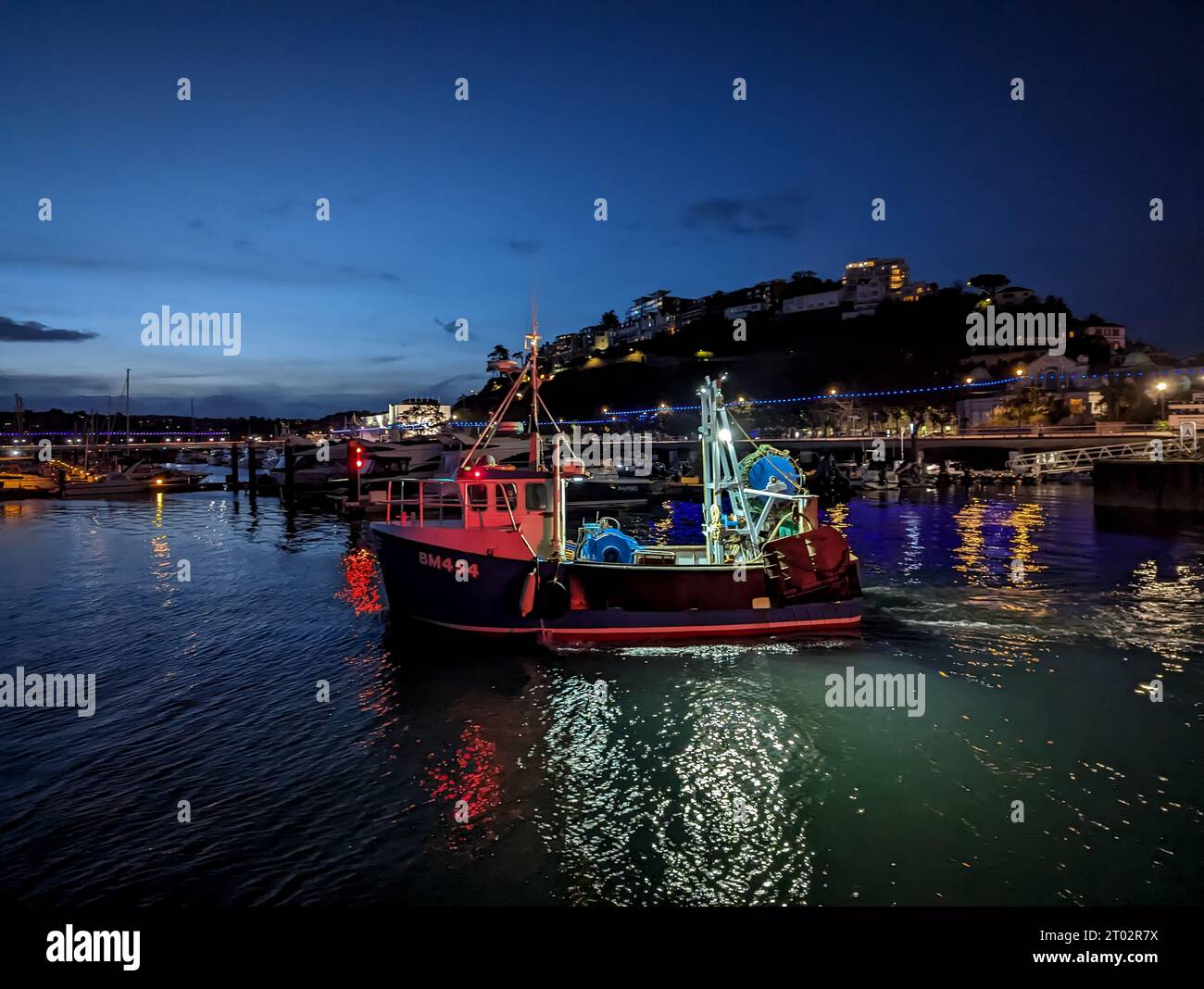 Torquay, Großbritannien. Oktober 2023. Ein Fischtrawler verlässt den Hafen von Torquay nachts. Autor: Thomas Faull/Alamy Live News Stockfoto