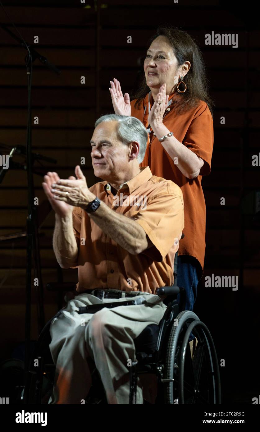 Der Gouverneur von Texas GREG ABBOTT und seine Frau First Lady CECILIA ABBOTT genießen am Abend vor einem Fußballspiel zwischen dem ungeschlagenen Texas (4:0) und Kansas (4:0) in Austin am 29. September 2023 eine „Heckgate-Party“, die vom Gouverneur von Texas Greg Abbott veranstaltet wird. Mehrere hundert Longhorn-Fans durchstreiften das Gelände und besuchten das Herrenhaus des Gouverneurs. ©Bob Daemmrich Stockfoto