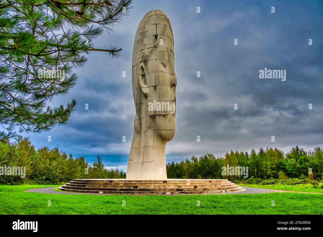 Diese The Dream Skulptur in Form eines Mädchenkopfes befindet sich auf dem Gelände der alten Kohlemine Sutton Manor in der Nähe von St. Helen's auf Merseyside Stockfoto