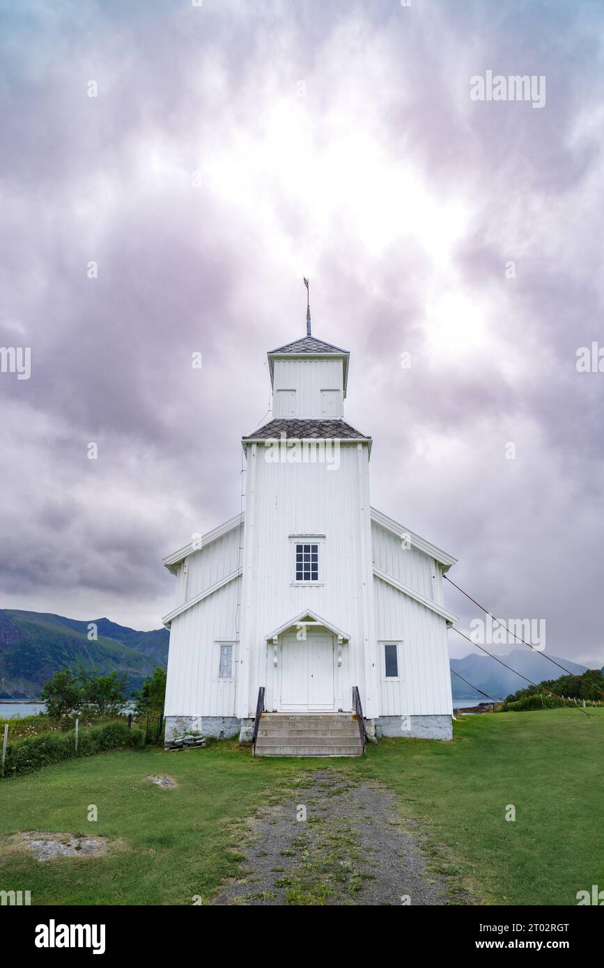 Gimsoy-Kirche auf den Lofoten-Inseln. Sie ist eine Pfarrkirche in der Gemeinde Vagan im norwegischen Nordland County. Stockfoto