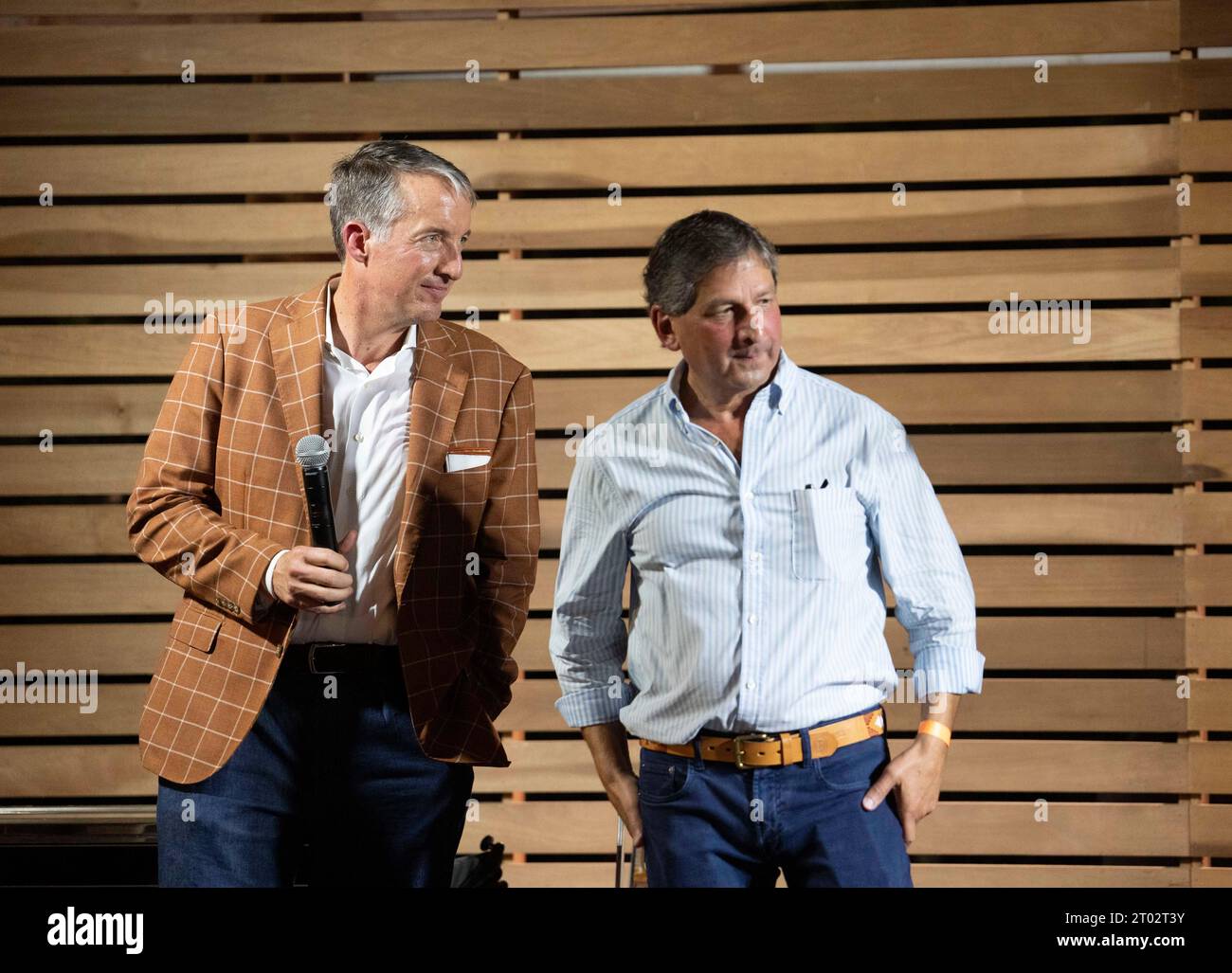 Der Präsident der University of Texas, JAY HARTZELL, steht mit KEVIN