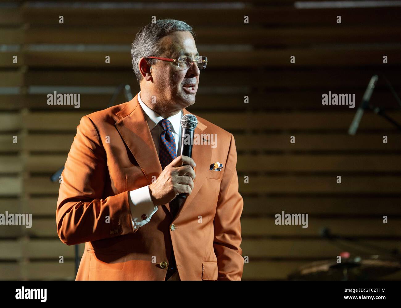 CHRIS DEL CONTE, Athletic Director der University of Texas, stand auf der Bühne einer „Heckklappe-Party“, die vom Gouverneur von Texas Greg Abbott am Abend vor einem Fußballspiel zwischen dem ungeschlagenen Texas (4:0) und Kansas (4:0) in Austin am 29. September 2023 veranstaltet wurde. Mehrere hundert Longhorn-Fans durchstreiften das Gelände und besuchten das Herrenhaus des Gouverneurs. ©Bob Daemmrich Stockfoto