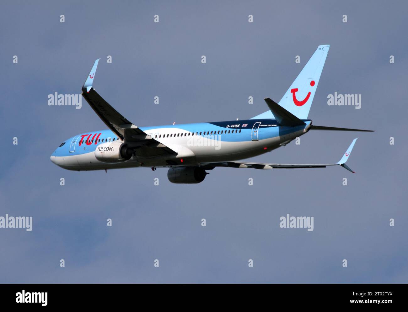 Eine Boeing 737-800 von TUI, die den Flughafen London Gatwick verlässt Stockfoto