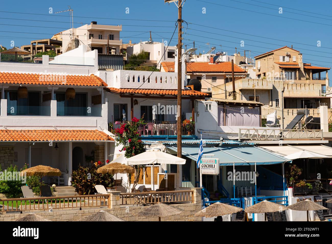 Agia Pelagia, Kreta - Griechenland - 21. September 2023: Gebäude in der Innenstadt an einem schönen sonnigen Tag in Agia Pelagia, Griechenland. Stockfoto