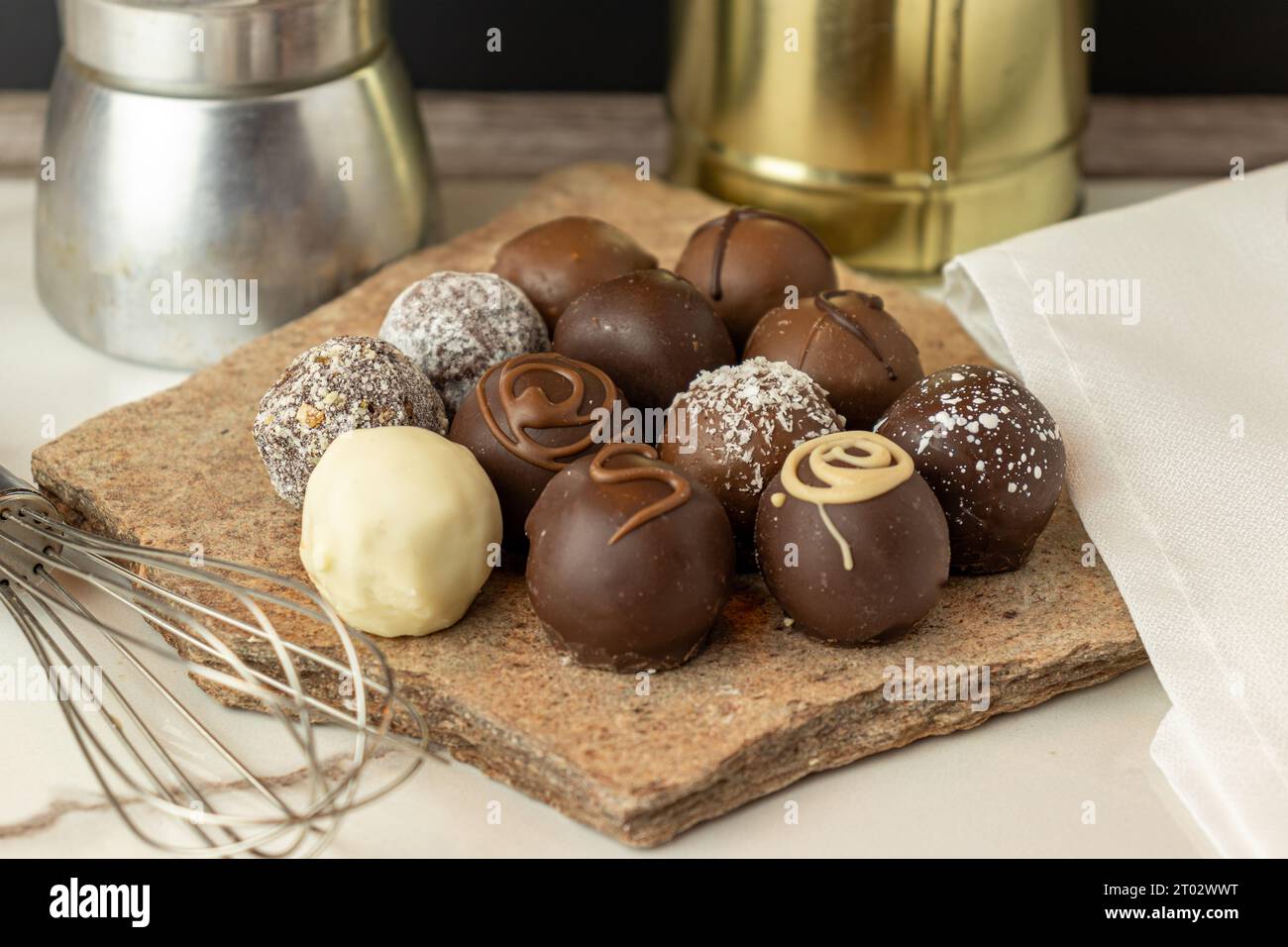 Hausgemachte Schokoladentrüffel auf einem Flagstone in einer traditionellen Küche Stockfoto