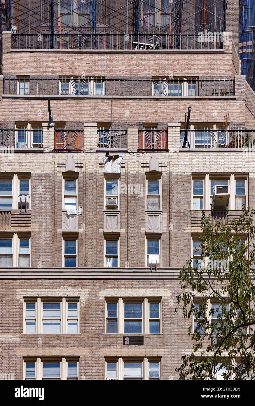 Die Emery Roth-entworfene 59 W 12th Street, Teil des Greenwich Village Historic District, wurde 1931 erbaut; zum Zeitpunkt des Fotos (1. Oktober 2023) wurde repariert. Stockfoto