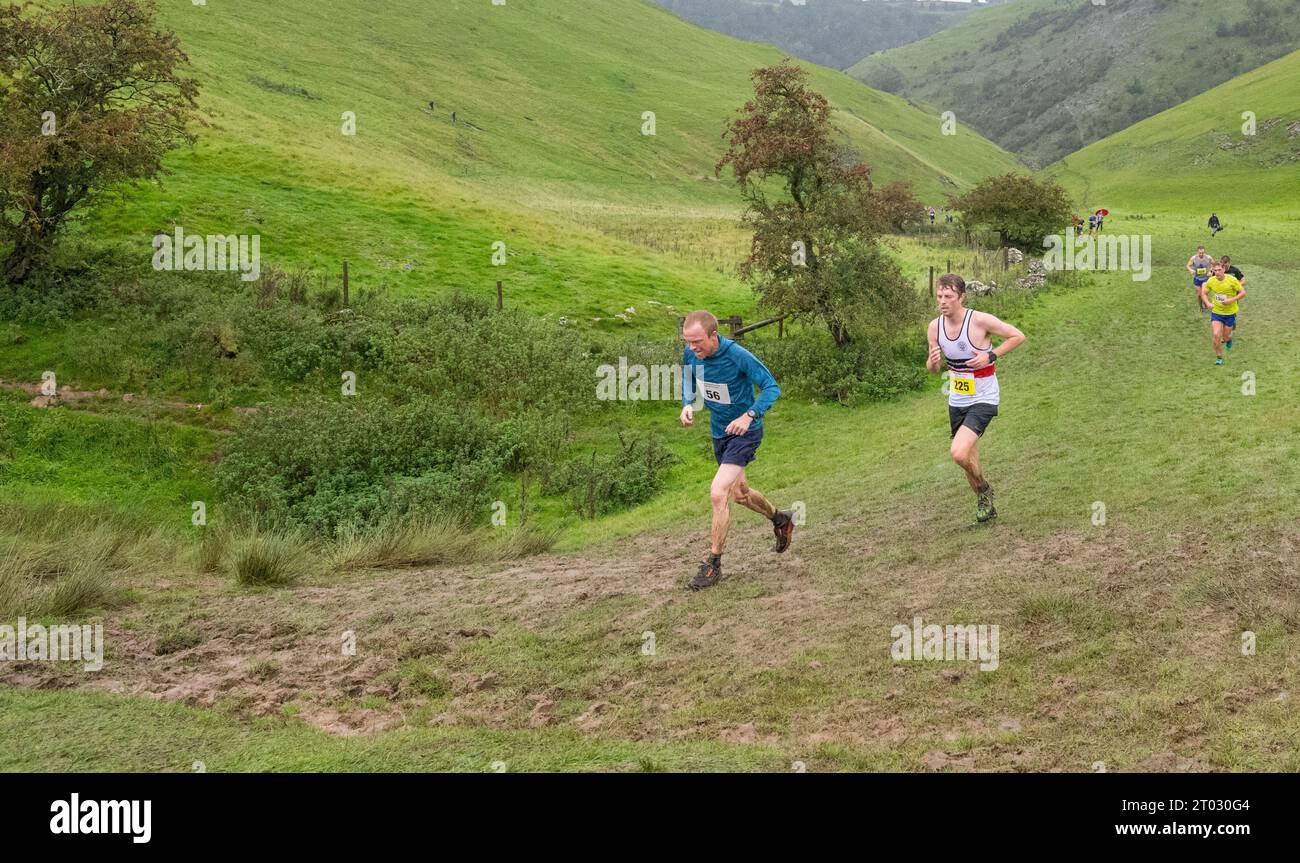 Die Teilnehmer laufen im Dovedale Dash, eine 3/4 km lange Langlaufstrecke, die vom Dorf Thorpe in Derbyshire ins Dovedale Valley startet. Stockfoto