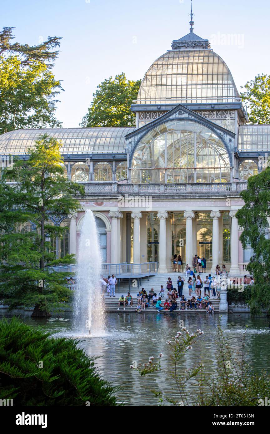 MADRID, SPANIEN - 8. JULI 2023: Der Retiro Park oder einfach El Retiro ist einer der größten Parks, die bis zum Ende des 19. Jahrhunderts der spanischen Monarchie gehörte Stockfoto