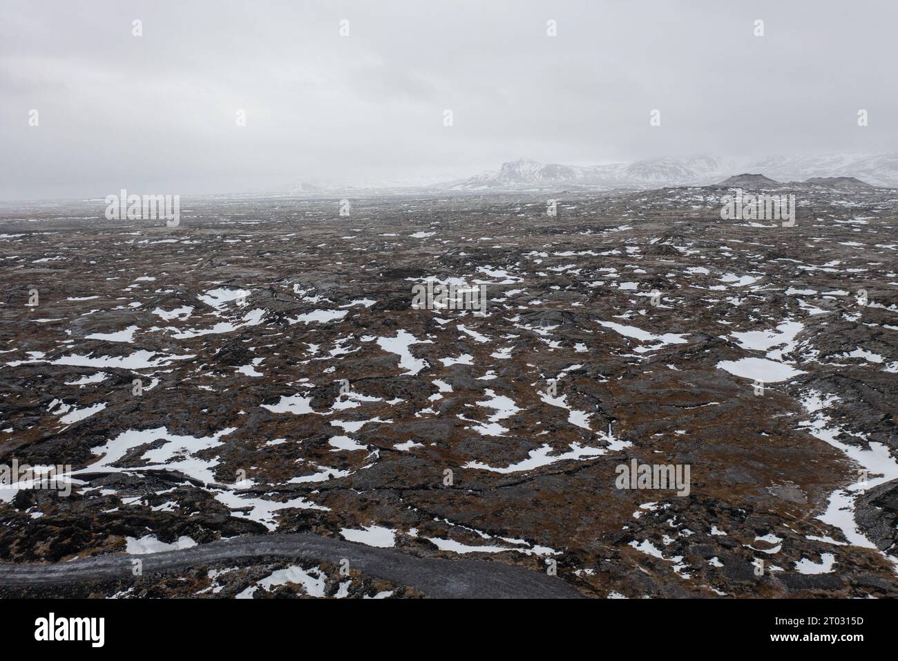 Die Küste Islands besteht aus schwarzem vulkanischem Gestein und ist sehr steil, wo die großen Wellen im Sturm abstürzen. Stockfoto