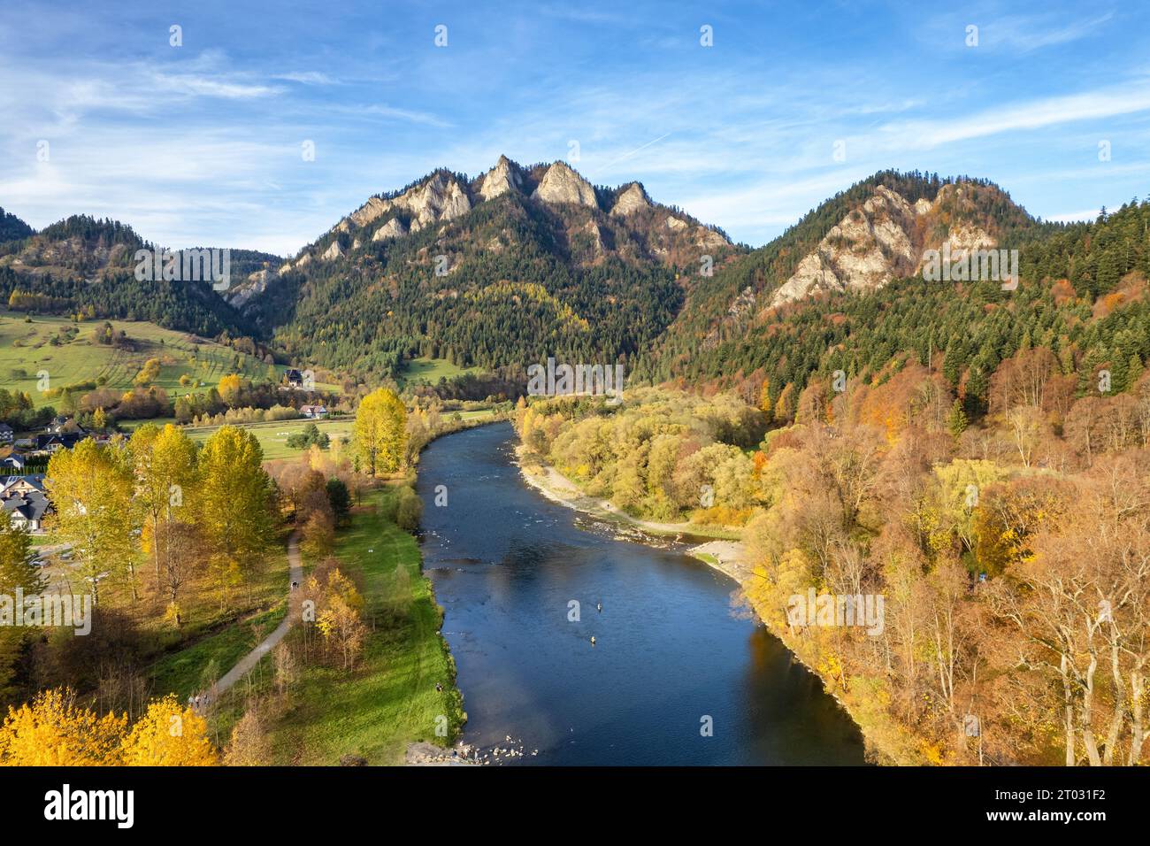 Luftaufnahme des Berges Trzy Korony in Pieniny, Polen, im Herbst Stockfoto