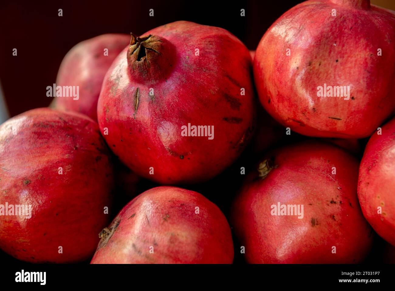 Granatapfelfrucht Hintergrund, Muster. Frische rohe Bio-Granatfrucht, Texturhintergrund. Ruby natürliche Granatapfelhaufen aus nächster Nähe von oben. Granatapfel Stockfoto