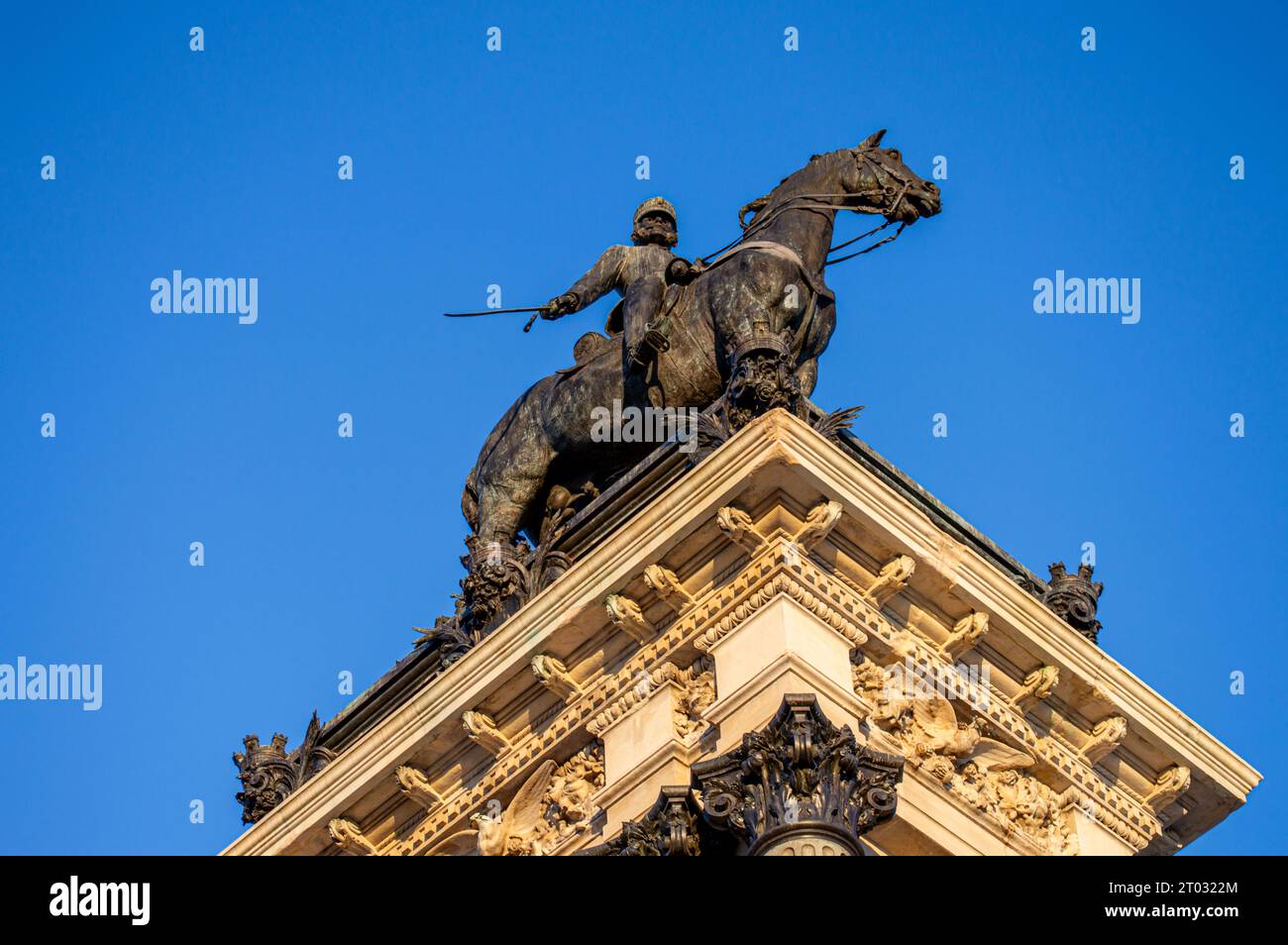 MADRID, SPANIEN - 8. JULI 2023: Der Retiro Park oder einfach El Retiro ist einer der größten Parks, die bis zum Ende des 19. Jahrhunderts der spanischen Monarchie gehörte Stockfoto