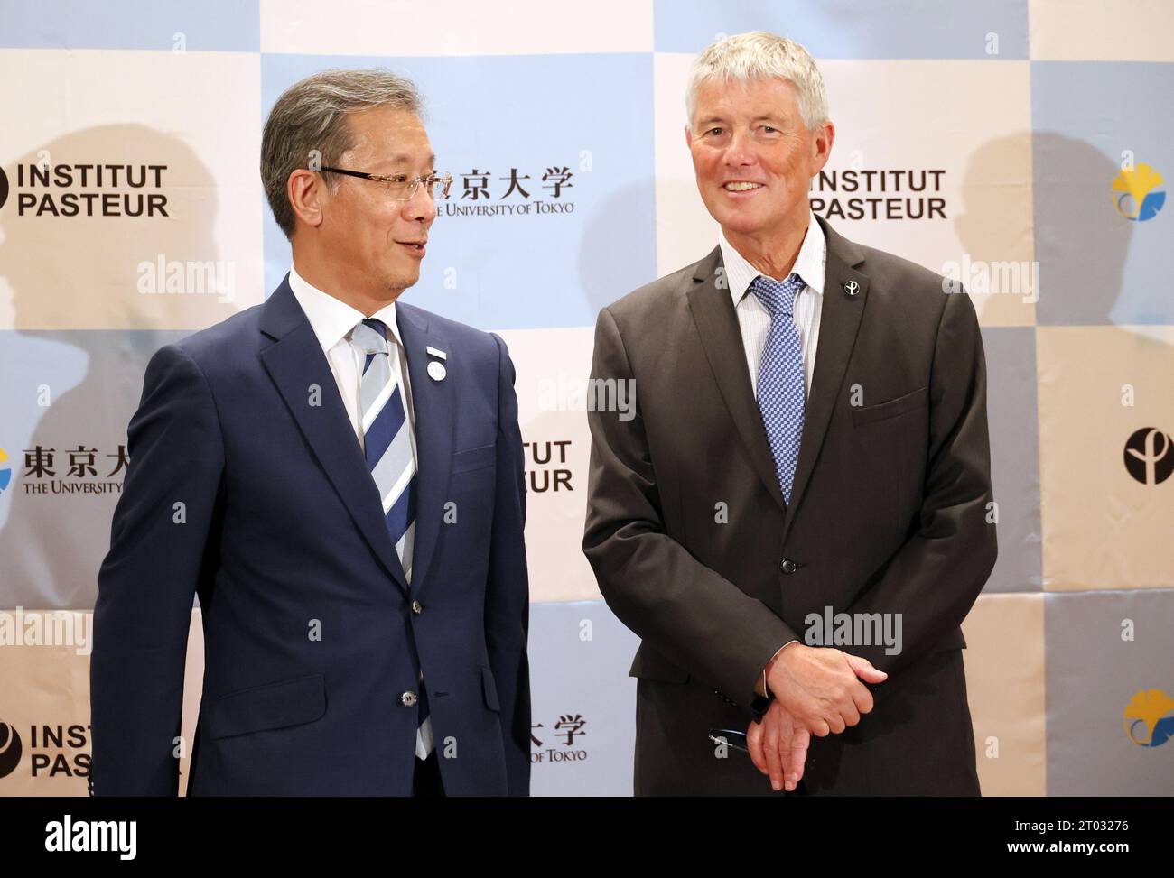 Tokio, Japan. Oktober 2023. Stewart Cole (R), Generaldirektor des französischen Instituts Pasteur, lächelt mit Teruo Fujii (L), dem Präsidenten der Universität Tokio, zusammen, als sie am Dienstag, den 3. Oktober 2023, eine Zusammenarbeit im Bereich der Planetarischen Gesundheit an der Universität Tokio vereinbart haben. Das Institut Pasteur und die Universität Tokio werden das Planetarische Gesundheitsinnovationszentrum (PHIC) eröffnen, während das Institut Pasteur das Institut Pasteur of Japan (IPJ) gründen wird. (Foto: Yoshio Tsunoda/AFLO) Credit: Aflo Co. Ltd./Alamy Live News Stockfoto