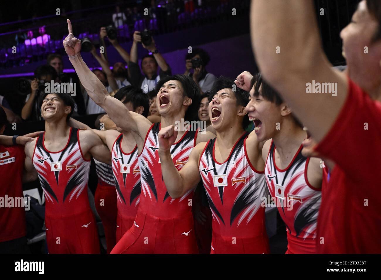 Antwerpen, Belgien. Oktober 2023. Die Turner des Teams Japan feiern, nachdem sie am Dienstag, den 3. Oktober 2023, in Antwerpen das Finale der Männer bei der Weltmeisterschaft im Kunstturnen gewonnen haben. Die Welten finden vom 30. September bis zum 8. Oktober in Antwerpen statt. BELGA FOTO DIRK WAEM Credit: Belga News Agency/Alamy Live News Stockfoto