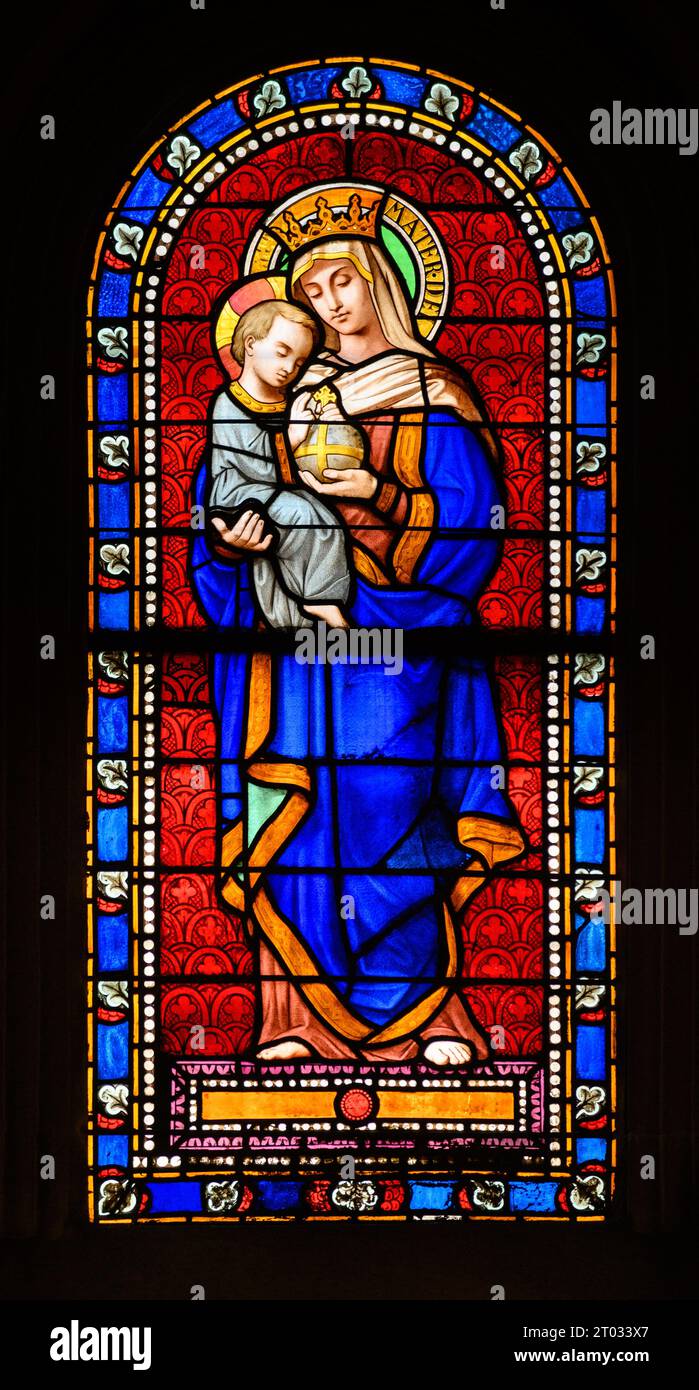 Die Mutter Gottes mit dem Jesuskind. Ein Buntglasfenster in der Kirche St. Alphonsus Liguori, Luxemburg-Stadt. Stockfoto