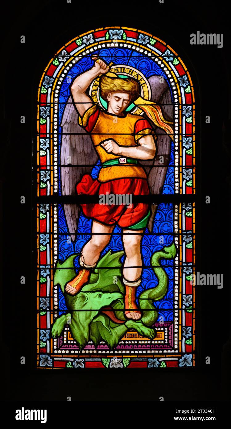 Der Heilige Michael der Erzengel. Ein Buntglasfenster in der Kirche St. Alphonsus Liguori, Luxemburg-Stadt. Stockfoto