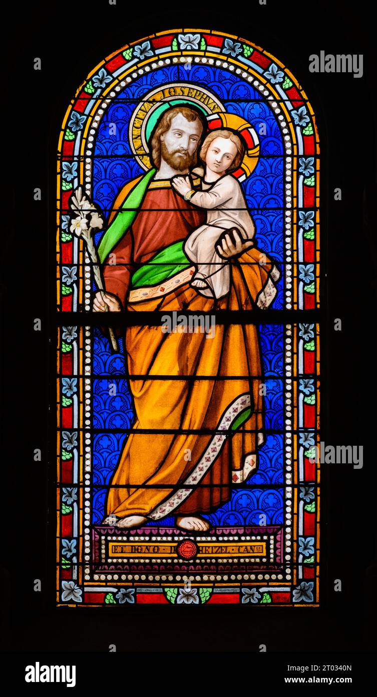 Der heilige Josef mit dem Jesuskind. Ein Buntglasfenster in der Kirche St. Alphonsus Liguori, Luxemburg-Stadt. Stockfoto