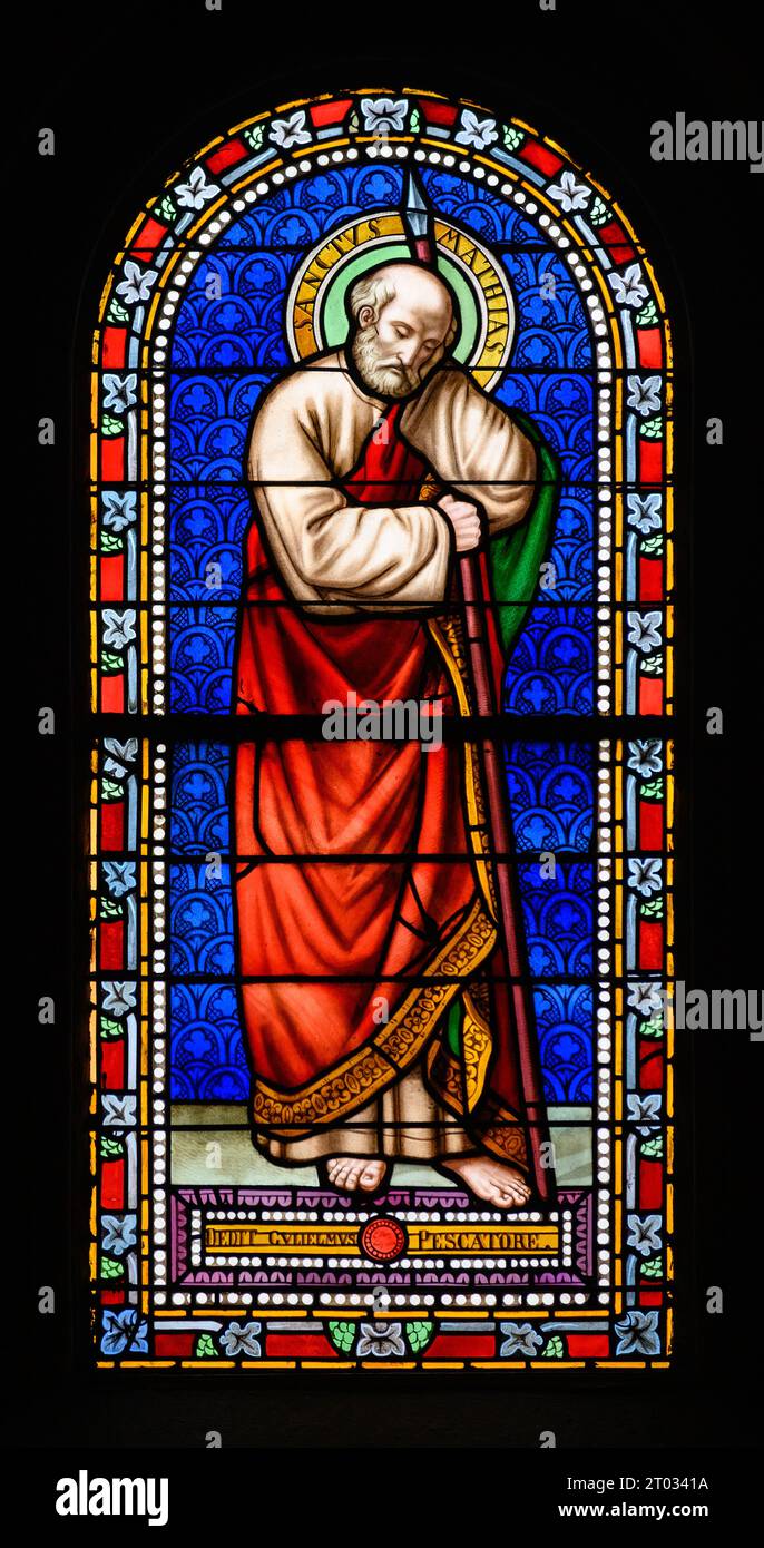Der Apostel Matthias. Ein Buntglasfenster in der Kirche St. Alphonsus Liguori, Luxemburg-Stadt. Stockfoto
