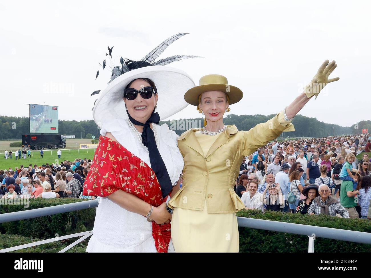 Manuela Vobach, Britt Kanja beim Renntag der Deutschen Einheit auf der Rennbahn Hoppegarten. *** Manuela Vobach, Britt Kanja beim Tag der Deutschen Einheit auf der Rennbahn Hoppegarten Credit: Imago/Alamy Live News Stockfoto