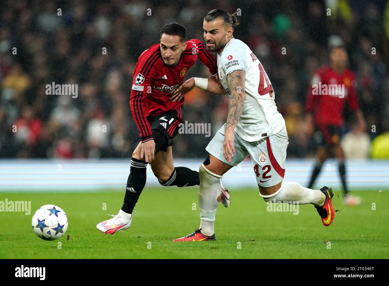 Antony von Manchester United und Abdulkerim Bardakci von Galatasaray (rechts) während des Spiels der UEFA Champions League Group A in Old Trafford, Manchester. Bilddatum: Dienstag, 3. Oktober 2023. Stockfoto