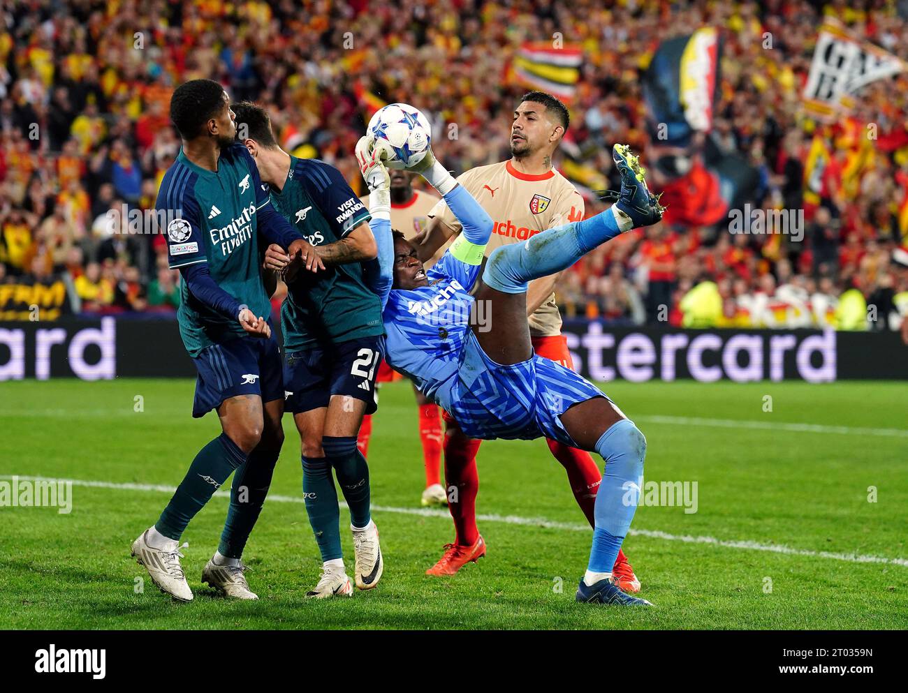 Brice Samba, Torhüter von RC Lens, gewinnt den Ball während des Spiels der UEFA Champions League Gruppe B im Stade Bollaert-Delelis, Lens. Bilddatum: Dienstag, 3. Oktober 2023. Stockfoto